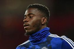 Vì sao Solskjaer bỏ qua Paul Pogba, chọn Axel Tuanzebe đội trưởng MU?