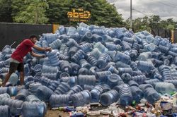 Tỷ phú Australia chi 300 triệu USD cho sáng kiến giảm thiểu rác thải nhựa toàn cầu