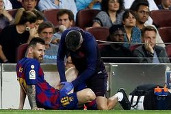 Barcelona thắng, Messi chấn thương