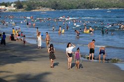 Phan Thiết công bố các khu vực tắm biển an toàn