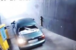 Lỡ cài nhầm số, tài xế càng sửa càng sai, vỡ tan kính ô tô