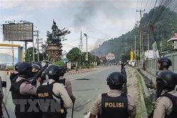 Cảnh sát chống bạo động Indonesia mạnh tay giải tán người biểu tình