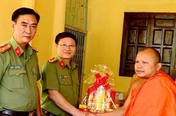 Lãnh đạo Công an tỉnh Vĩnh Long đến thăm, tặng quà đồng bào người Khmer dịp lễ Sen Dolta