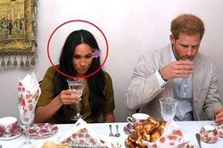 Hé lộ 2 bức ảnh HOT nhất của vợ chồng Meghan Markle với biểu cảm 'khó đỡ' trong chuyến công du, trở thành đề tài mỉa mai của dư luận