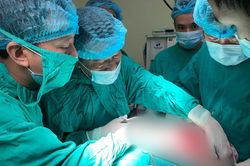 Nữ bệnh nhân có khối u to như quả bưởi ở trên cổ 20 năm