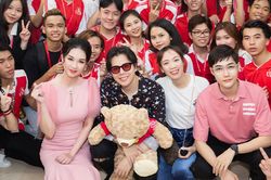 MC Quỳnh Chi, Trịnh Thăng Bình 'về trường' quậy hết cỡ cùng đạo diễn Luk Vân và hàng trăm sinh viên