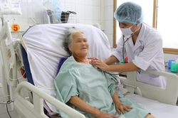 Cụ bà 80 tuổi phải cắt bỏ 3m ruột do bị hoại tử