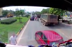 Clip: Ô tô 4 chỗ chạy ẩu tạt đầu xe tải, tài xế còn xuống xe 'ăn vạ'