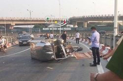 Hà Nội: Xe ba gác bất ngờ bị lật khi lên dốc cầu Vĩnh Tuy, tài xế tử vong thương tâm