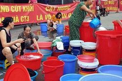 Hà Nội: Bị cắt nước, dân chung cư cao cấp xuống sảnh tòa nhà giặt giũ quần áo, rửa bát đũa