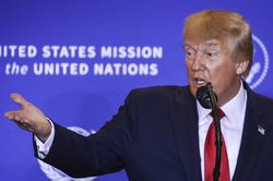 TT Trump chỉ trích người tố cáo cuộc điện đàm 'gần như là gián điệp'