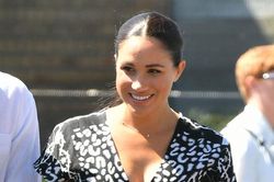 Chiếc váy hở ngực khiến Meghan Markle bị chê hiện cháy hàng