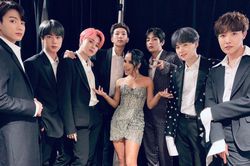 Chỉ là 'nấu súp gà' với Becky G thôi, có cần ngầu vậy không J-Hope BTS?