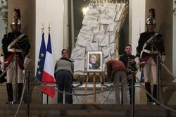 Dòng người xếp hàng vào điện Elysee tưởng nhớ cố TT Jacques Chirac