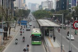 Hà Nội tính tổ chức làn đường ưu tiên cho xe buýt: Ý kiến trái chiều về tính khả thi