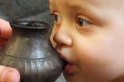 Bất ngờ: Phát hiện bình sữa cổ cho em bé từ cách đây 3000 năm