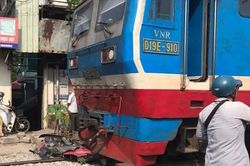 Tàu hỏa kéo lê xe máy trên đường ray, nam thanh niên tử vong