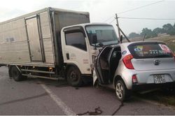 Ô tô tải va chạm trực diện với xe taxi, hai người tử vong