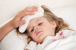 Bác sĩ Bệnh viện Nhi Xanh Pôn chỉ ra sai lầm của mẹ Việt khi hạ sốt cho trẻ