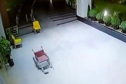 Rợn gáy cảnh xe lăn 'ma' di chuyển điên loạn trong bệnh viện Ấn Độ