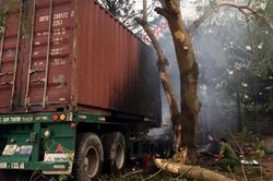 Hai xe container va chạm trên Quốc lộ 5 khiến một người chết cháy