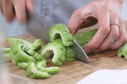 Xào mướp đắng đừng đổ thẳng vào chảo, cứ cho thêm thứ này ăn vừa giòn lại bớt đắng, thơm ngon bất ngờ