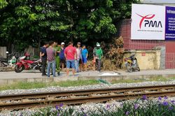 Băng qua đường sắt, nam thanh niên đi xe máy bị tàu tông chết ở Hà Nội