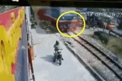 Clip: Cố tình băng qua đường sắt khi tàu hỏa đến gần, nam thanh niên bị đâm chết tại chỗ