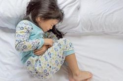 Trẻ đau bụng mà kèm thêm những triệu chứng như thế này thì nhanh chóng đưa trẻ đến bệnh viện