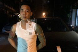 Gặp Cảnh sát 141, người đàn ông xăm trổ vứt vội gói 'kẹo' xuống sàn xe