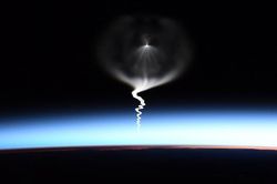 Phi hành gia NASA ngồi từ ISS chụp cảnh bạn thân đang bay vào vũ trụ