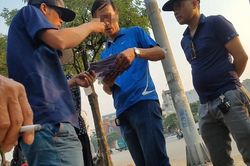 Bán vàng mua vé xem đội tuyển Việt Nam đấu Malaysia
