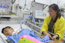 Xót thương cảnh mẹ khóc nghẹn xin cứu con trai 16 tuổi bị tai nạn không có bảo hiểm