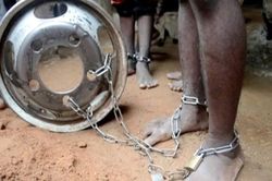 Nigeria giải cứu hàng trăm trẻ em bị xích chân trong trường học