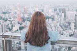 Cô gái trẻ mặc quần tất mỏng tang lộ cả nội y khiến nhiều người đỏ mặt quay đi