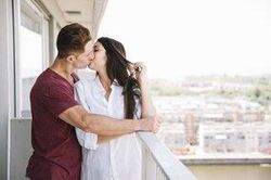 Cặp đôi khỏa thân ngã khỏi ban công tầng 3 chết tức tưởi khi đang 'ân ái'