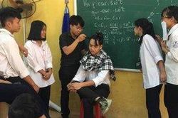 Thấy nam học trò cột tóc dài đến lớp, thầy giáo trẻ đem theo tông đơ và tự tay cắt tóc khiến CĐM vô cùng thích thú