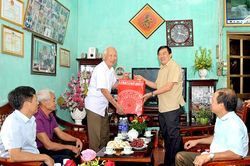 Đồng chí Nguyễn Hồng Thắng, Phó Bí thư Thường trực Tỉnh ủy tặng quà người cao tuổi