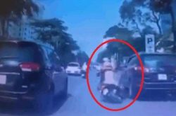 Clip: Mải nhìn bình sữa rơi trên đường, 2 mẹ con suýt mất mạng dưới bánh ô tô