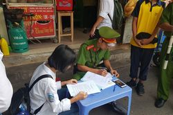 Nâng cao ý thức đội mũ bảo hiểm cho học sinh khi tham gia giao thông: Hãy nêu gương cho con trẻ
