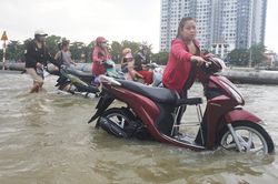 Trời không mưa, người Sài Gòn vẫn lội bì bõm vì triều cường lên 1,68 m