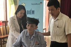 Xây dựng môi trường y tế thân thiện với người cao tuổi