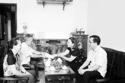 Nữ cán bộ Mặt trận khéo dân vận