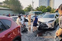 Tai nạn liên hoàn khi dừng đèn đỏ, nhiều xe ô tô hư hỏng nặng