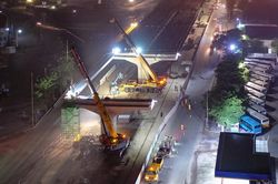 Công nhân căng mình trong đêm lao dầm 70 tấn cầu cạn vành đai 3