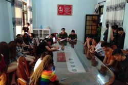 Bắt quả tang hàng chục 'nam thanh nữ tú' phê ma túy trong quán karaoke lúc rạng sáng