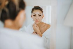 7 thói quen xấu đang ''hủy hoại'' làn da mà bạn không ngờ đến