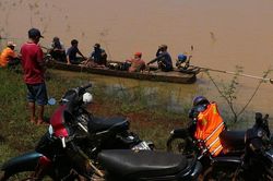 Lật xuồng khi tìm kiếm gỗ Giáng Hương, 1 người mất tích