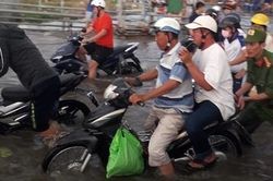 Công an TP Cần Thơ lội nước giúp dân khi triều cường đạt hơn 2m