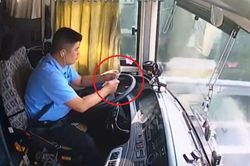 Mải nghịch bút bi, lái bằng khuỷu tay, tài xế xe khách đâm vào đuôi ô tô phía trước